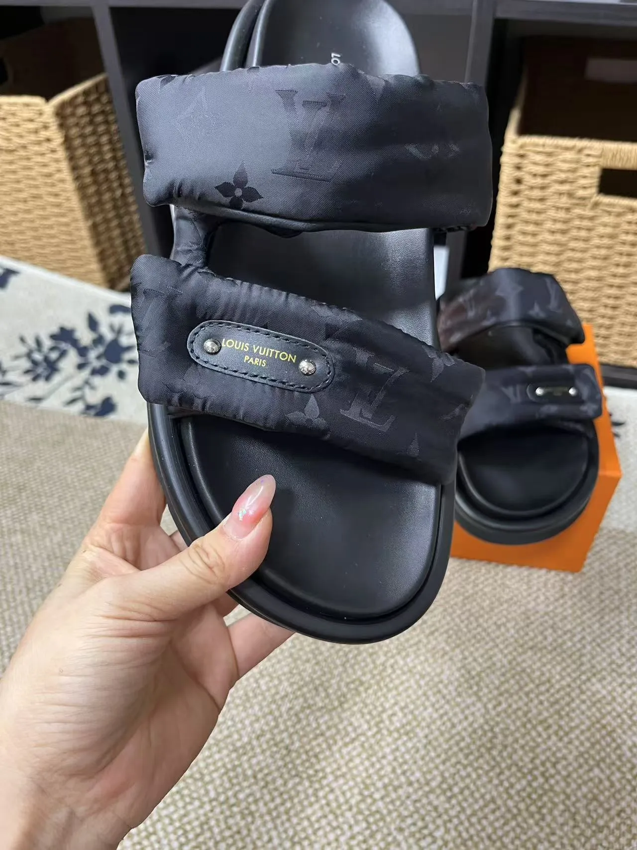 P340 yuan LV Louis Vuitton Full of high-end feel! A popular model among bloggers at home and abroad, it’s retro and fashionable, and looks stunning on your feet! Mainly recommended model on the official website★ ━━━━━ ЅᏇєєt ━━━━━ ▪️Upper: original calfskin ➕5D printing process ▪️Inner: imported mixed sheepskin ▪️Outsole: original molded foam outsole ▪️Size: Female 35-40 Men's 39-44 (women's 41 men's 45)